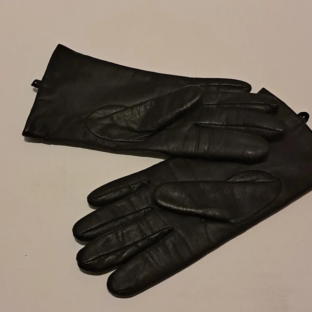 Womwn Black Leather Gloves Size M Outdoor Classic Fitted Warm Preowned